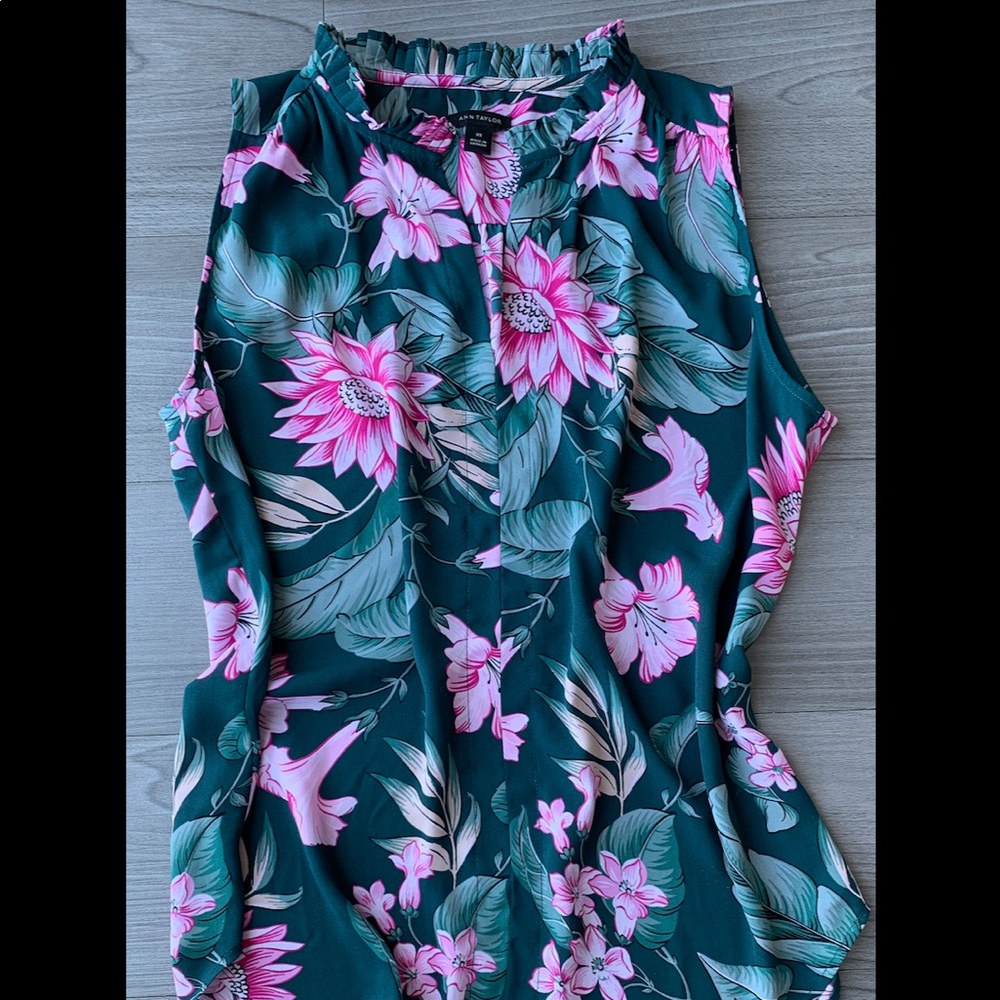 NWOT XS Floral Sleeveless Top